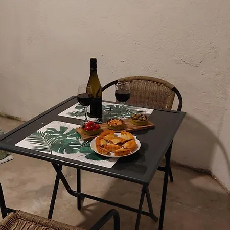 Le Patio De La Place Saint-André-de-Sangonis